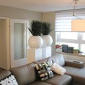 witte bol op witte zuil met yucca